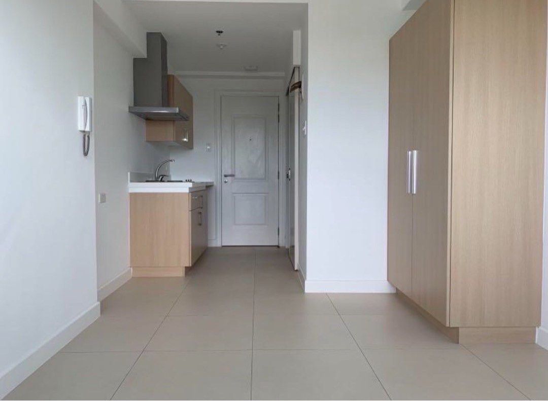 Studio RFO The Residences at Commonwealth (Category: Apartments & Condos) located in Mandaluyong City. Submitted by coolmeybab (Listing ID 1459542012, Image 3). Description: 🏙️ PROPERTY DETAILS 📍 Location: Commonwealth by Century Properties, Don Antonio Drive, Quezon City Quirino West Building 🏠 Unit Type: Studio 📐 Floor Area: 20.7 sqm 💡 Move-in ready — perfect for young professionals, students, or investors! ✨ PROJECT HIGHLIGHTS Master-plan