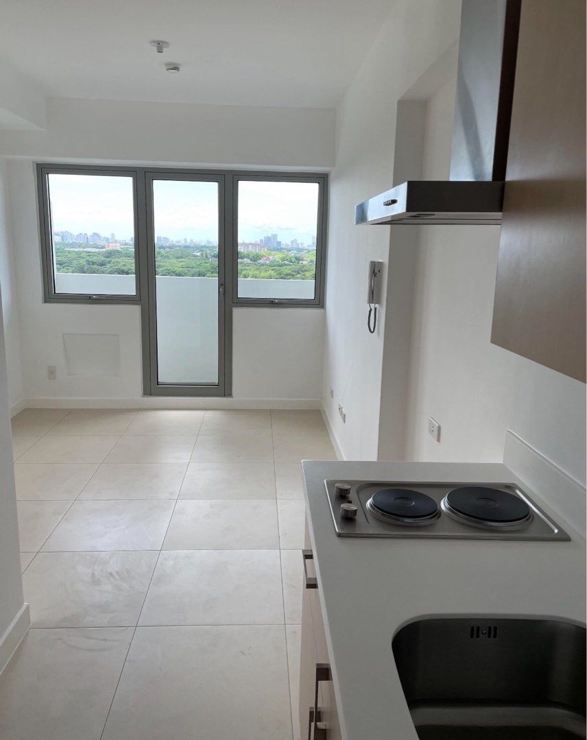 Studio RFO The Residences at Commonwealth (Category: Apartments & Condos) located in Mandaluyong City. Submitted by coolmeybab (Listing ID 1459542012, Image 2). Description: 🏙️ PROPERTY DETAILS 📍 Location: Commonwealth by Century Properties, Don Antonio Drive, Quezon City Quirino West Building 🏠 Unit Type: Studio 📐 Floor Area: 20.7 sqm 💡 Move-in ready — perfect for young professionals, students, or investors! ✨ PROJECT HIGHLIGHTS Master-plan