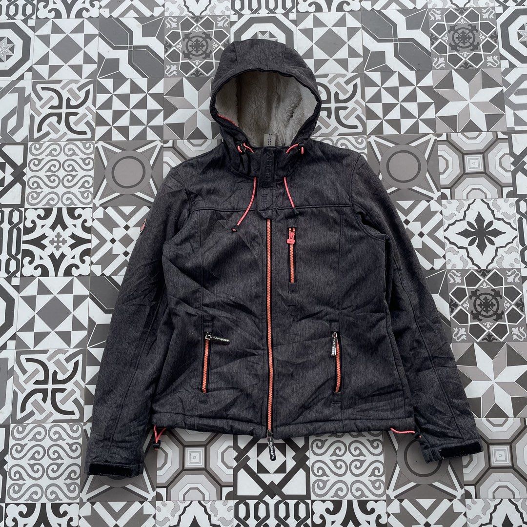 Superdry windbreaker (Category: Coats, Jackets and Outerwear) located in Santo Tomas. Submitted by denev17 (Listing ID 1459672655, Image 1). Description: 24L 20W.