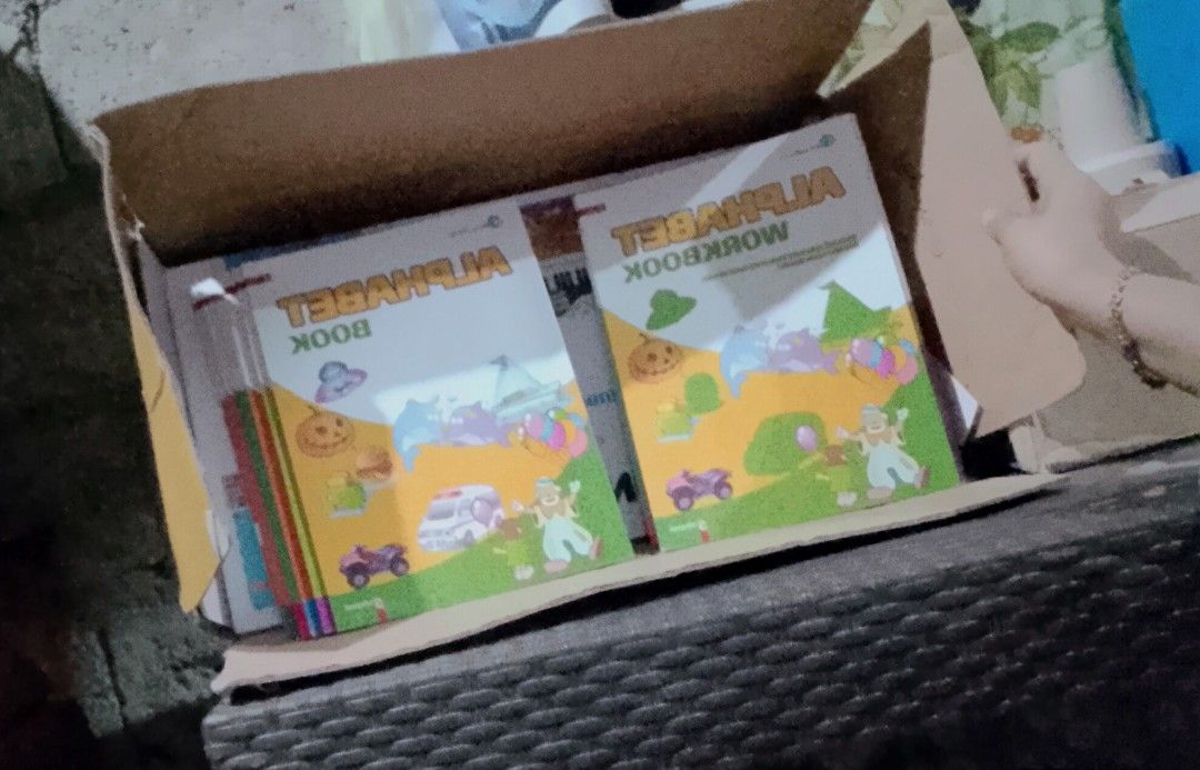 Talking pen Set (Category: Stationery & School Supplies) located in Manila. Submitted by abon_08 (Listing ID 1459597987, Image 2). Description: 📦For sale :Talking Pen Set 💰P 8,000 Negotiable ✅Complete set ✅5 Languages: English, Filipino, Chinese, Japanese and Korean ✅ Includes Talking Pen,Books, Work Books and Original Box ✅Working Condition, Magandang Pang Educational Toy for kids. RFS: Hindi na Nagagamit Location: Gabaldon,Nueva Ecija Shippin