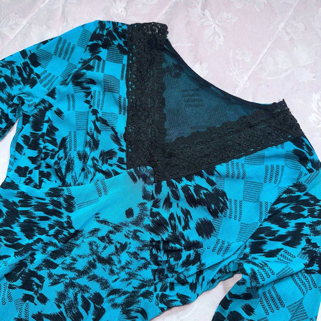 Teal Floral Lace Top (Category: Longsleeves) located in San Fernando. Submitted by rianne_von (Listing ID 1459622211, Image 3). Description: W: 14.5 in L: 20.5 in info: ✧ vibrant teal colorway w/ black floral + plaid-inspired print ✧ deep V-neckline w/ black lace trim and matching lace cuffs ✧ excellent thrifted condition; no holes, stains, or major flaws observed ✧ color may vary slightly due to lighting.