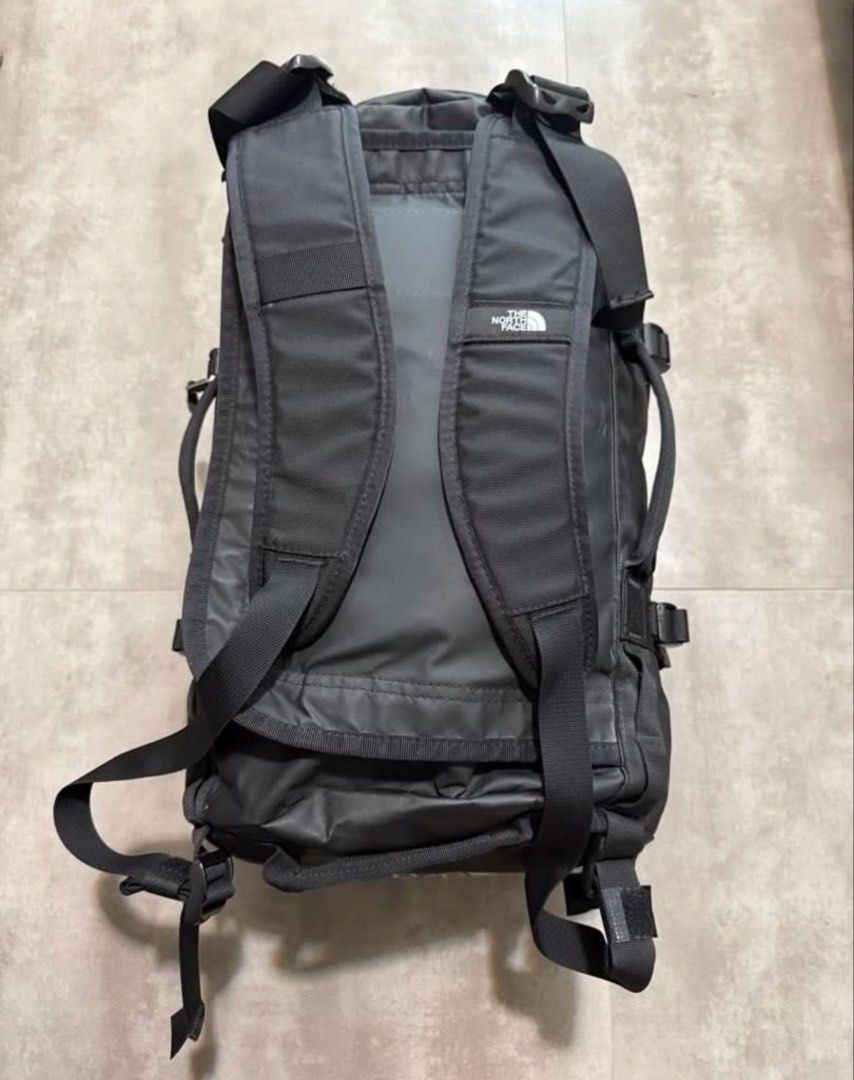 The North Face 背囊 Duffel 31L de （分類：背包）位於 Hong Kong。 由 goodie_stuffs 提交（商品編號 1459522816，圖片 2）。簡介： The North Face Duffel backpack 31L 背囊，黑色。容量夠大 可以裝好多嘢。去旅行 做gym打波或者平時出街用都好方便。背囊防水皮有使用過嘅痕跡，乃是二手的背囊如果介意請不要購買，相片有顯示，絕對不影響使用。
