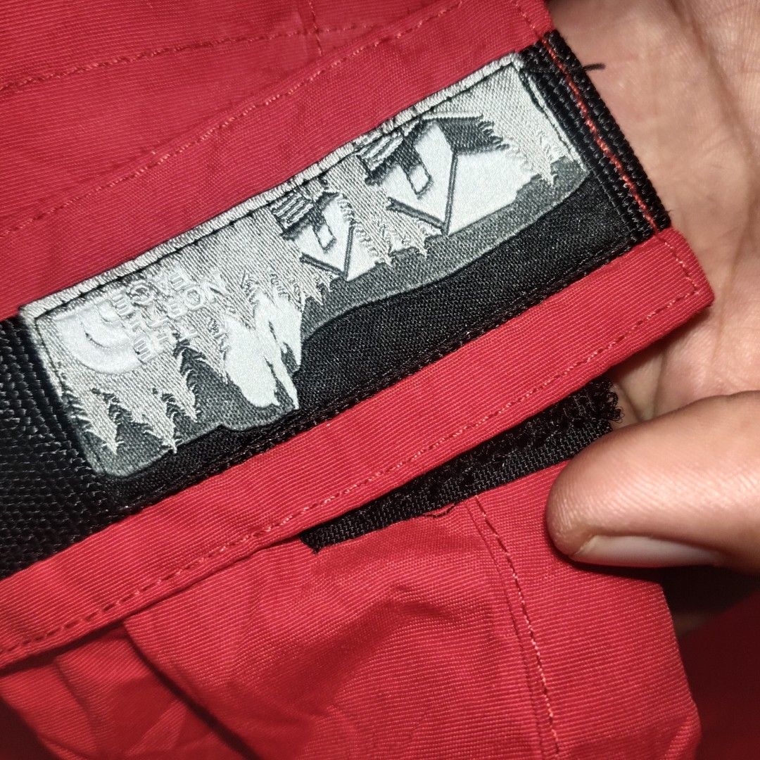 THE NORTH FACE WINDBREAKER (Category: Coats, Jackets and Outerwear) located in Victorias. Submitted by purelion-6f41 (Listing ID 1459624407, Image 2). Description: excellent condition issue no hood 10/10 color rate.