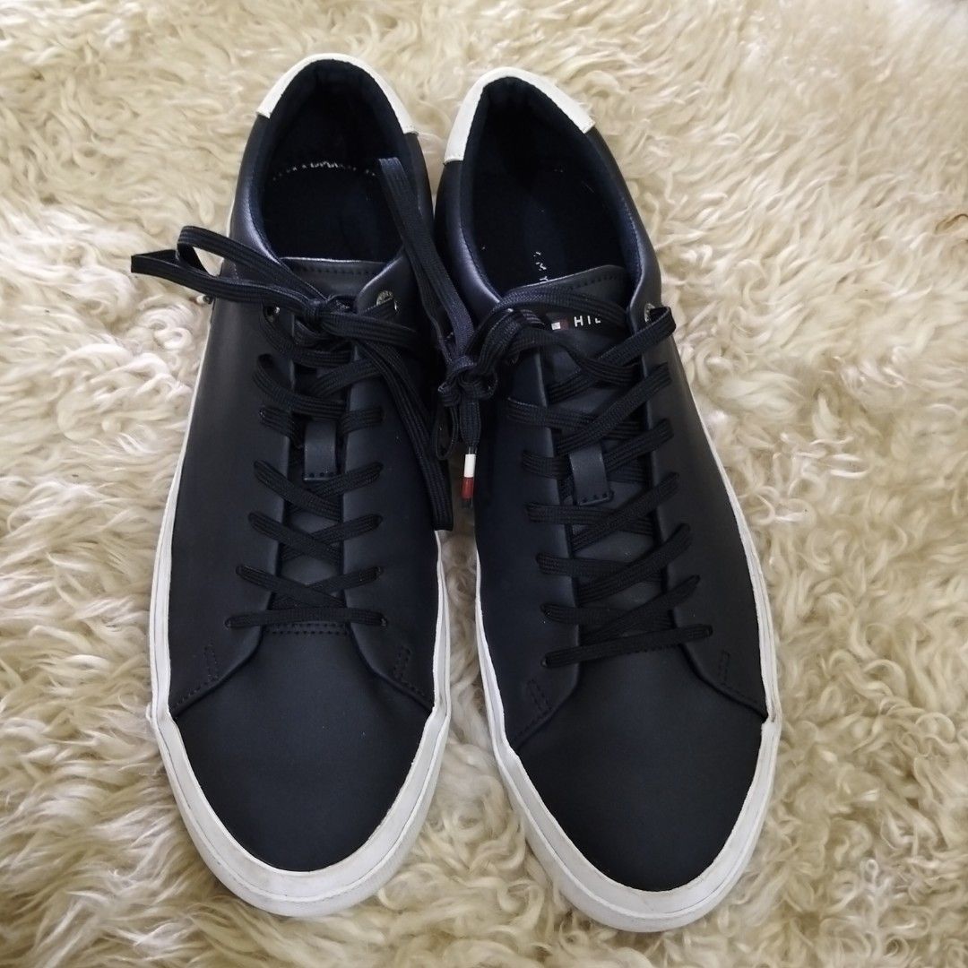 Tommy Hilfiger (Category: Sneakers) located in El Salvador. Submitted by francheskaukayukay (Listing ID 1459563540, Image 1). Description: needs washing.