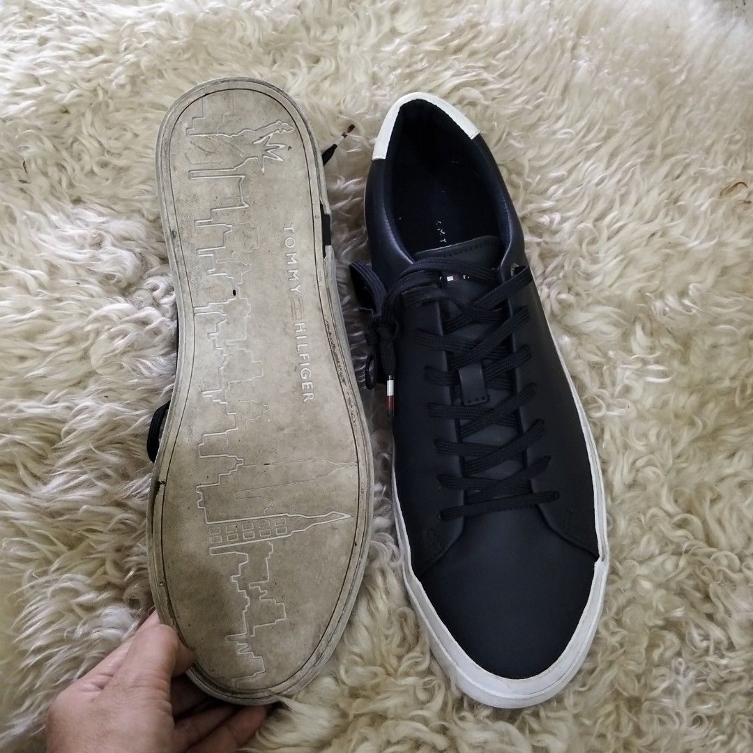 Tommy Hilfiger (Category: Sneakers) located in El Salvador. Submitted by francheskaukayukay (Listing ID 1459563540, Image 3). Description: needs washing.