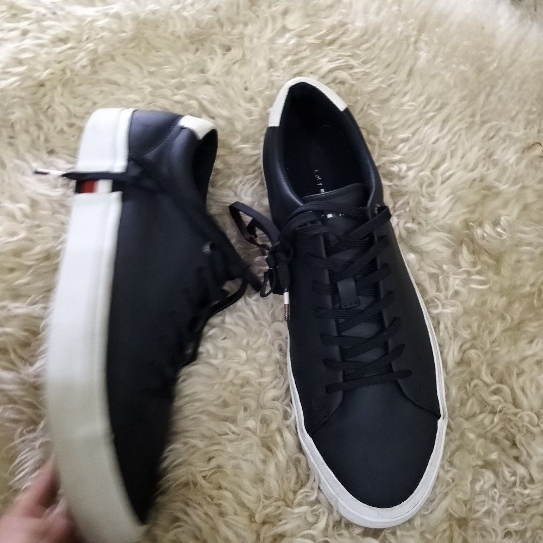 Tommy Hilfiger (Category: Sneakers) located in El Salvador. Submitted by francheskaukayukay (Listing ID 1459563540, Image 2). Description: needs washing.