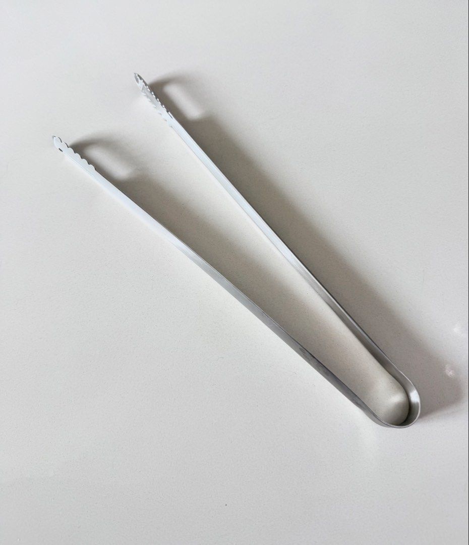 Tongs （分類：炊具及配件）位於 Hong Kong。 由 cklkh 提交（商品編號 1459512804，圖片 3）。簡介： New without box For holding, gripping and turning ingredients Made of stainless steel Length approx 30 cm, width approx 2 cm Gripping surface length approx 5 cm Meet up at Olympic MTR。