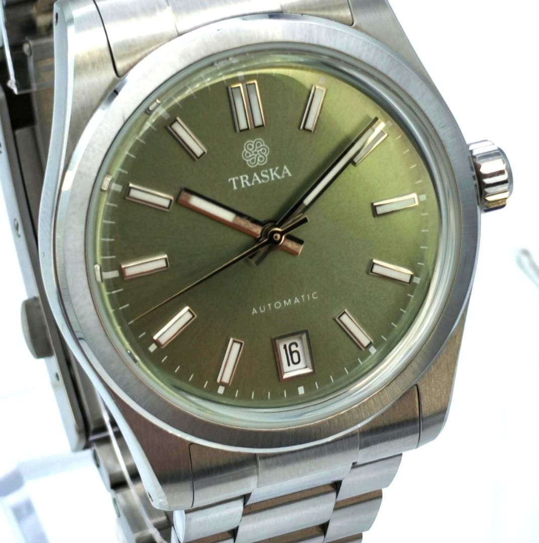 Traska Commuter 36 Microbrand Watch Cypress Green (Category: Men's Watches) located in Taguig. Submitted by lukaemanuel (Listing ID 1459546993, Image 1). Description: Traska Commuter 36 Cypress Green Automatic Watch ---------- ⌚ Condition: Pre-owned 📏 Dimensions: 36.5mm case / 44mm lug-to-lug / 10.5mm thick / 20mm lug width 🎁 Inclusions: Box, case, and spare links Traska Commuter 36 in Cypress Green. Clean, versatile everyday automatic watch wi