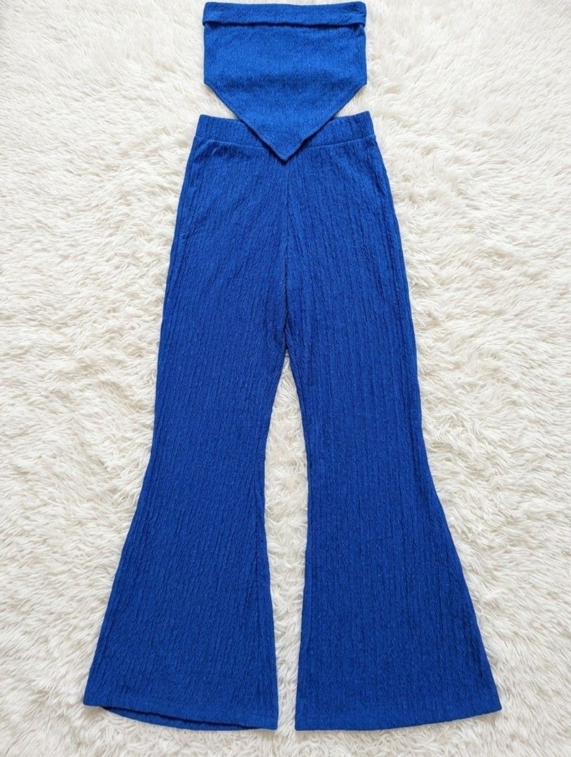 Tube Top and Flare Pants Set (Category: Sets or Coordinates) located in San Juan City. Submitted by rhennx (Listing ID 1459653935, Image 1). Description: 📏 BEST FIT: XS–Small 👗 SET: Flare Pants + Tube Top • Tube top has garter at the back • USED ONCE — GOOD AS NEW 👖 PANTS SIZE: 24–28 📐 LENGTH: 38.5 inches 📌 RFS: DECLUTTERING ‼️ The item has been stored in the cabinet for some time, so it may need washing before use. Rest assured, it is in go