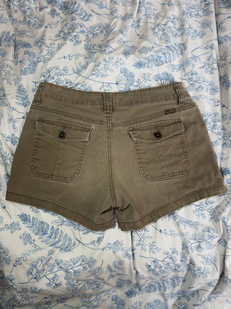 Unionbay Khaki Cargo Shorts (Category: Shorts) located in Cebu City. Submitted by mingscloset6767 (Listing ID 1459579256, Image 2). Description: color: Khaki waistline: 30in length: 12in flaw: button paint is lowk fading na mop: gcash mod: j&t loc: cebu city .