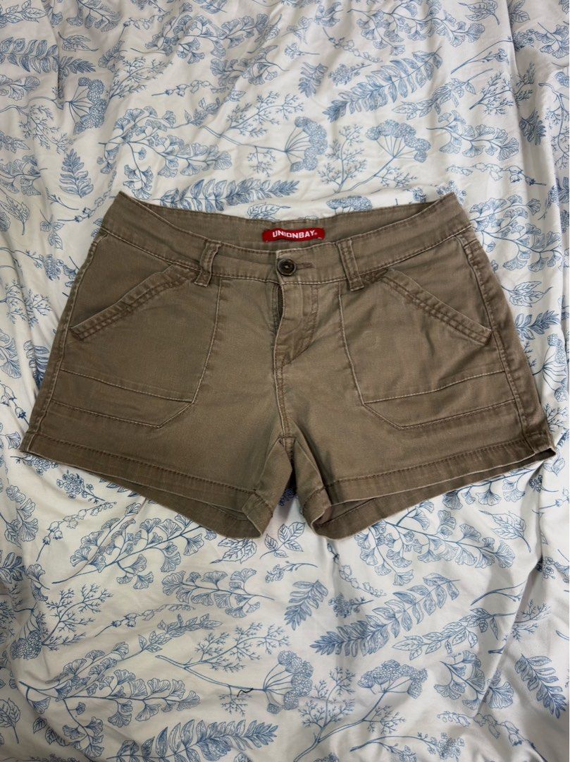 Unionbay Khaki Cargo Shorts (Category: Shorts) located in Cebu City. Submitted by mingscloset6767 (Listing ID 1459579256, Image 1). Description: color: Khaki waistline: 30in length: 12in flaw: button paint is lowk fading na mop: gcash mod: j&t loc: cebu city .