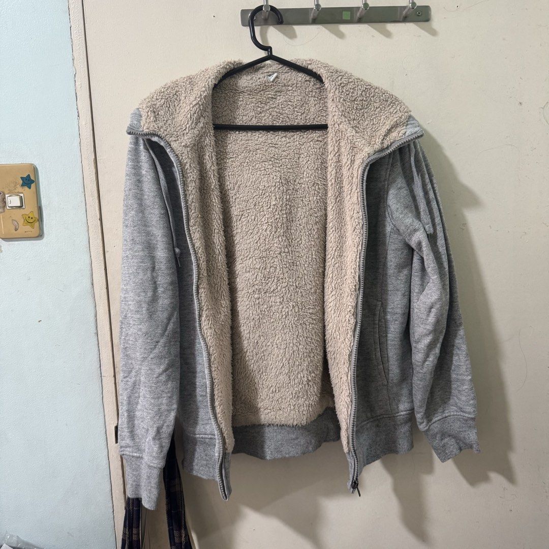 uniqlo fleece-lined grey jacket (Category: Coats, Jackets and Outerwear) located in Pasay City. Submitted by ultzen (Listing ID 1459535471, Image 1). Description: - cozy jacket - not too hot even if it seems thick - perfect for office wear - rfs: decluttering mop : bpi / gcash / maribank mod: j&t / sdd (mnl).