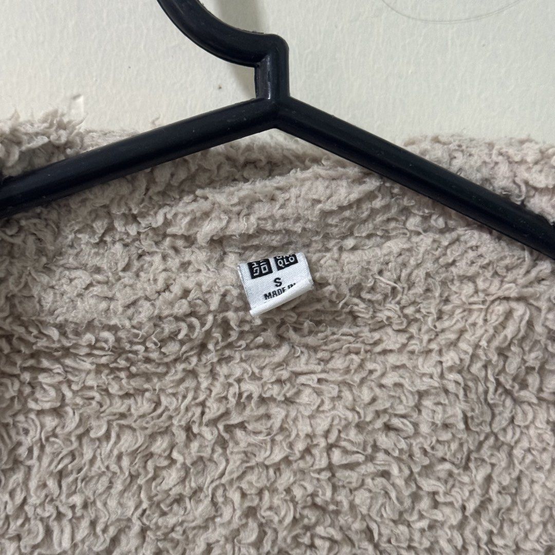 uniqlo fleece-lined grey jacket (Category: Coats, Jackets and Outerwear) located in Pasay City. Submitted by ultzen (Listing ID 1459535471, Image 2). Description: - cozy jacket - not too hot even if it seems thick - perfect for office wear - rfs: decluttering mop : bpi / gcash / maribank mod: j&t / sdd (mnl).