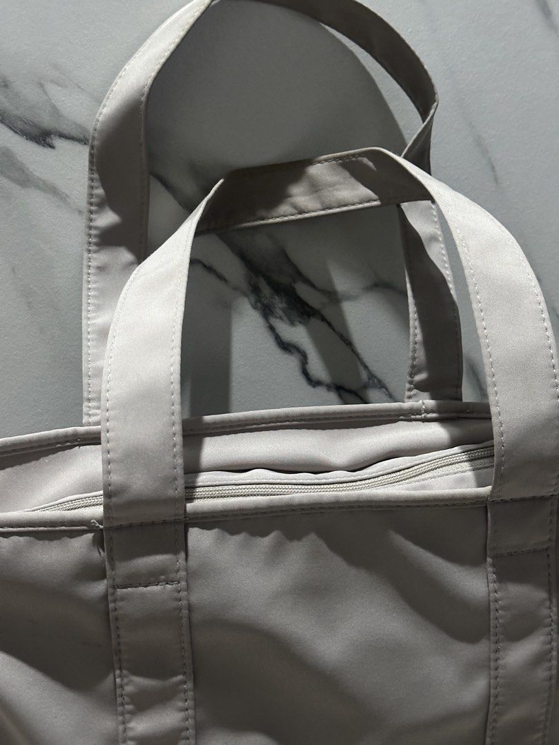 Uniqlo Grey Tote Bag (Category: Tote Bags) located in Baguio. Submitted by miss_misery (Listing ID 1459654165, Image 2). Description: - Uniqlo Grey Tote Bag - Zipper closure for secure storage - Simple and functional design - Ideal for everyday use and carrying essentials - Versatile and easy to match with any outfit.