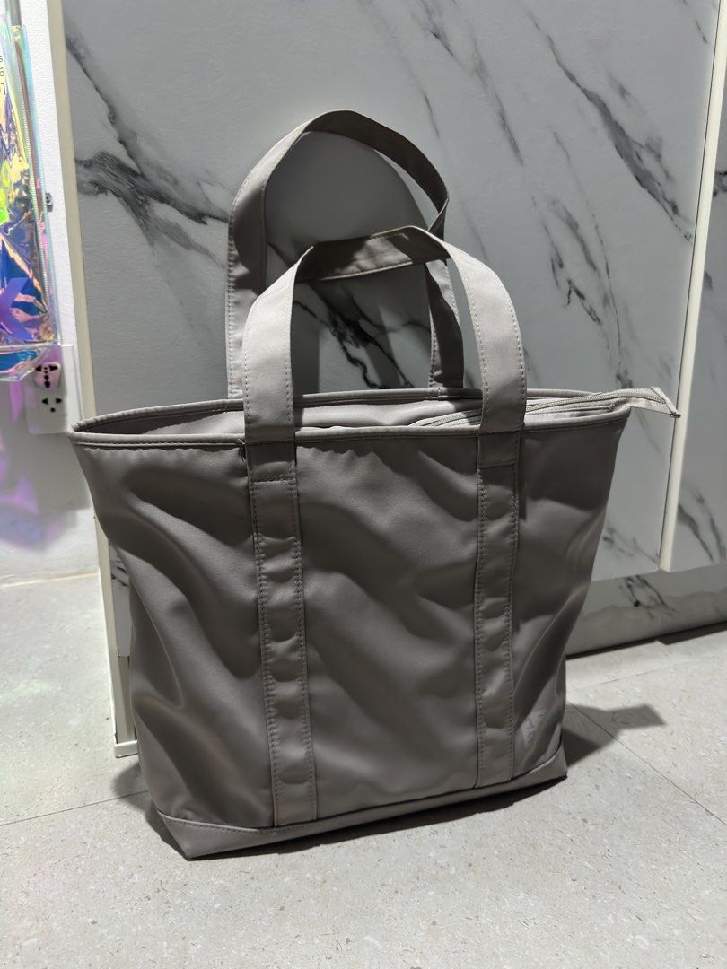 Uniqlo Grey Tote Bag (Category: Tote Bags) located in Baguio. Submitted by miss_misery (Listing ID 1459654165, Image 1). Description: - Uniqlo Grey Tote Bag - Zipper closure for secure storage - Simple and functional design - Ideal for everyday use and carrying essentials - Versatile and easy to match with any outfit.