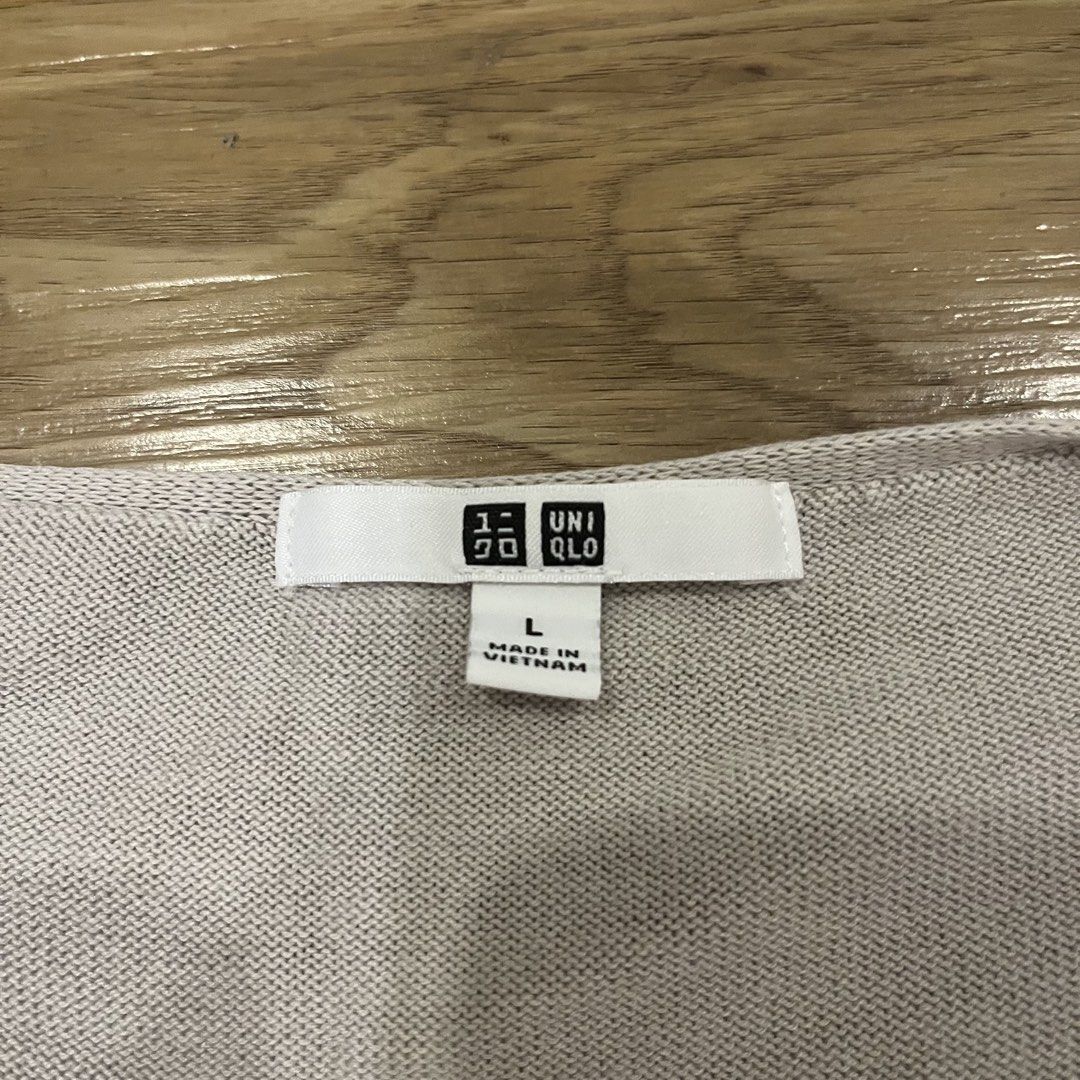 Uniqlo V-Neck Sweater Size L (Category: Coats, Jackets and Outerwear) located in Paranaque City. Submitted by kalattt (Listing ID 1459545188, Image 2). Description: - Uniqlo V-Neck Sweater - Color: Light Grey - Size: L - Origin: Made in Vietnam - Features: Perfect for layering or wearing on its own, simple and classic design.