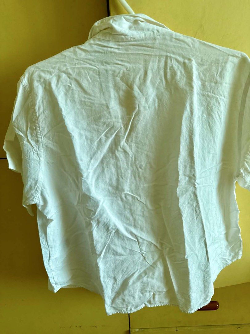 UNIQLO White Polo Blouse (Category: Blouses) located in Manila. Submitted by antonettegan (Listing ID 1459609381, Image 2). Description: .