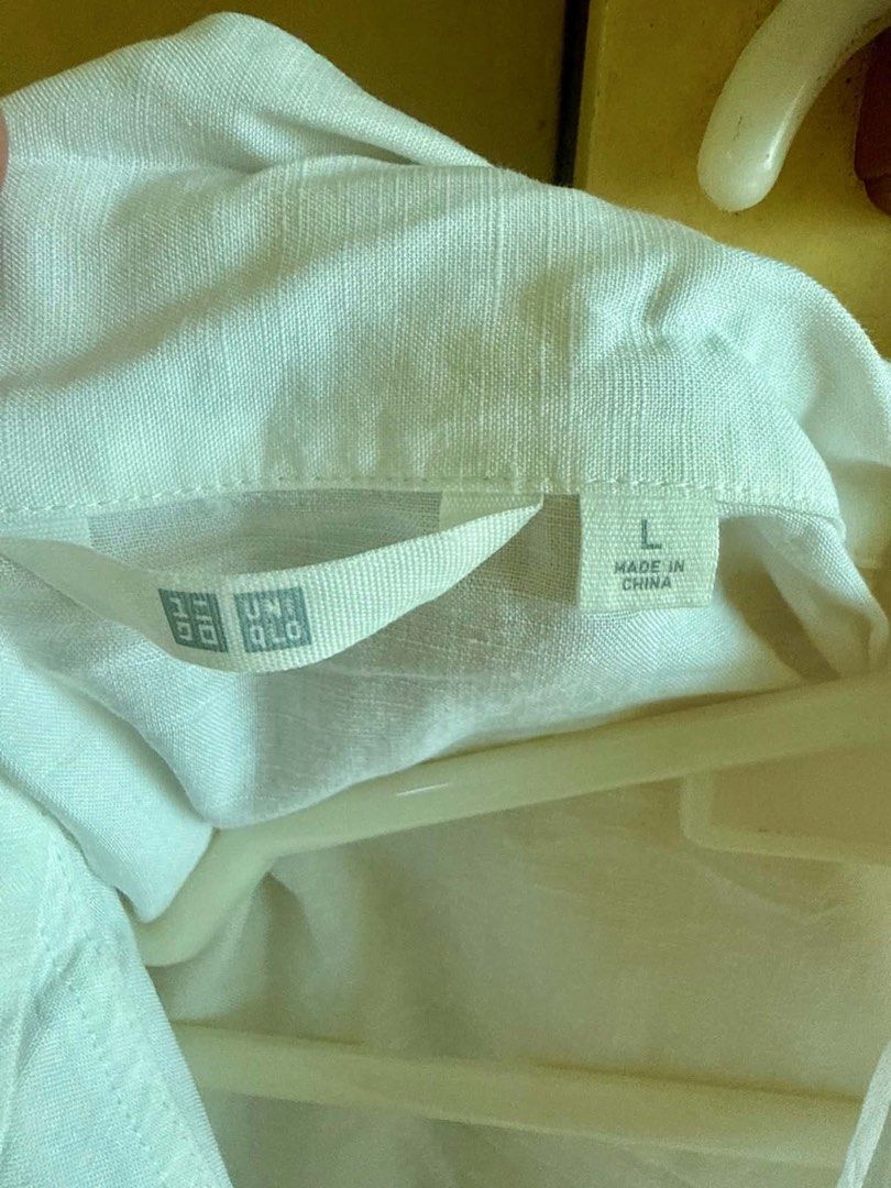 UNIQLO White Polo Blouse (Category: Blouses) located in Manila. Submitted by antonettegan (Listing ID 1459609381, Image 3). Description: .