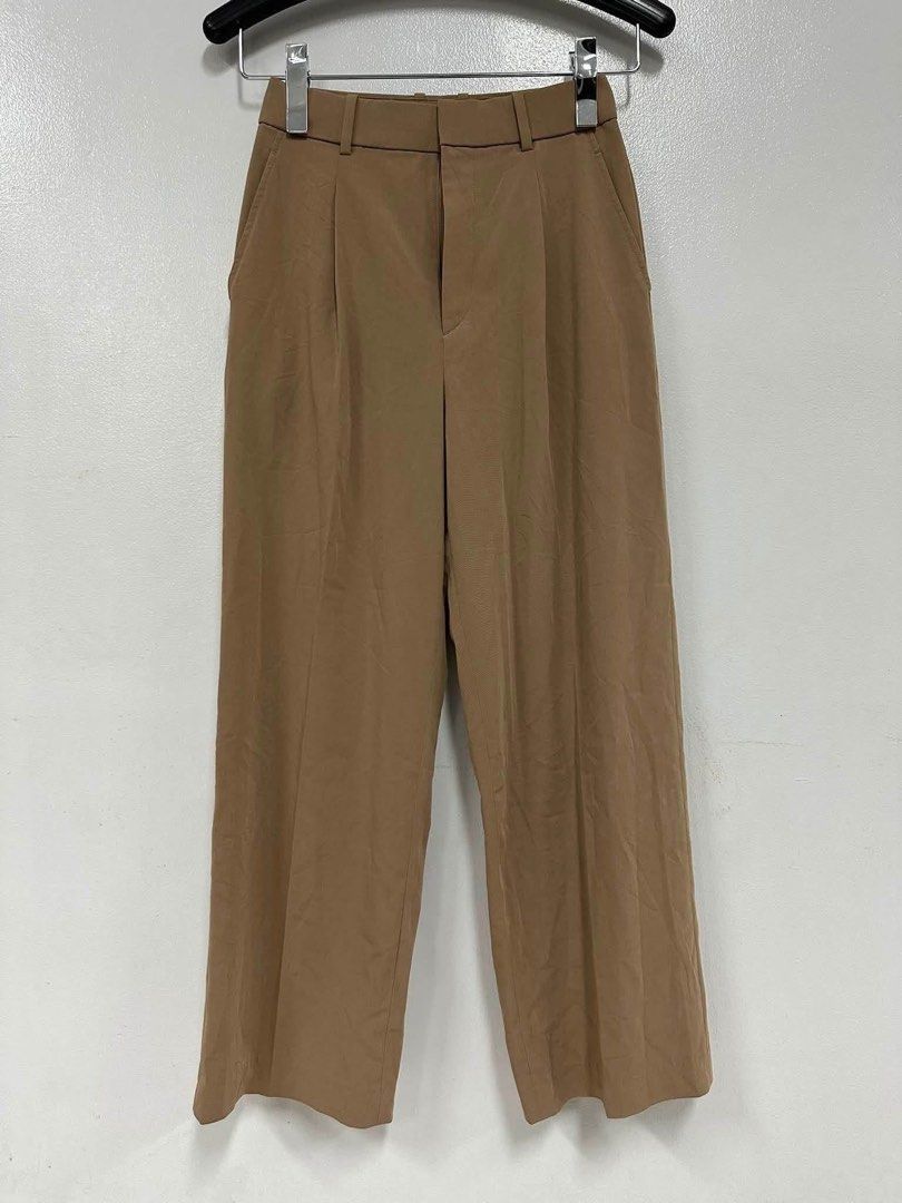 Uniqlo Wide Pleated Pants (Category: Other Bottoms) located in Mabalacat. Submitted by lasantia (Listing ID 1459623900, Image 1). Description: Uniqlo Wide Pleated Pants Small on Tag (26x37) Excellent condition Location:Pampanga Mop:Gcash J&T.
