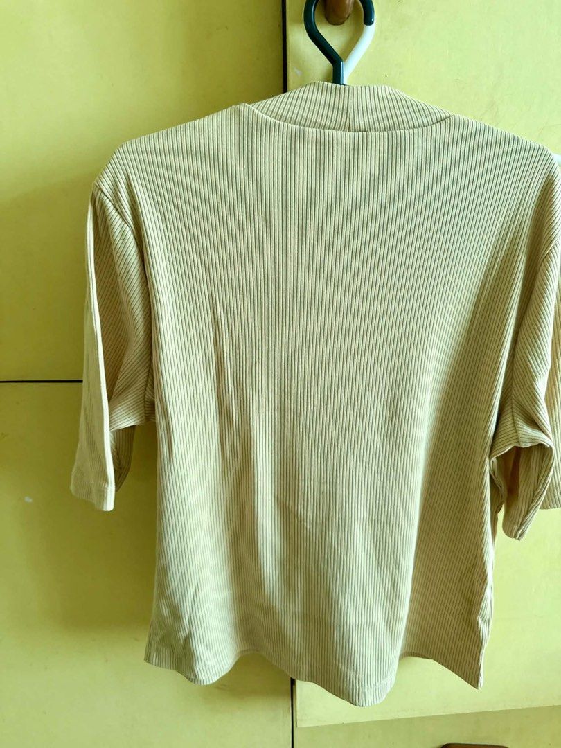 UNIQLO Yellow Mock Neck Blouse (Category: Blouses) located in Manila. Submitted by antonettegan (Listing ID 1459612961, Image 2). Description: .