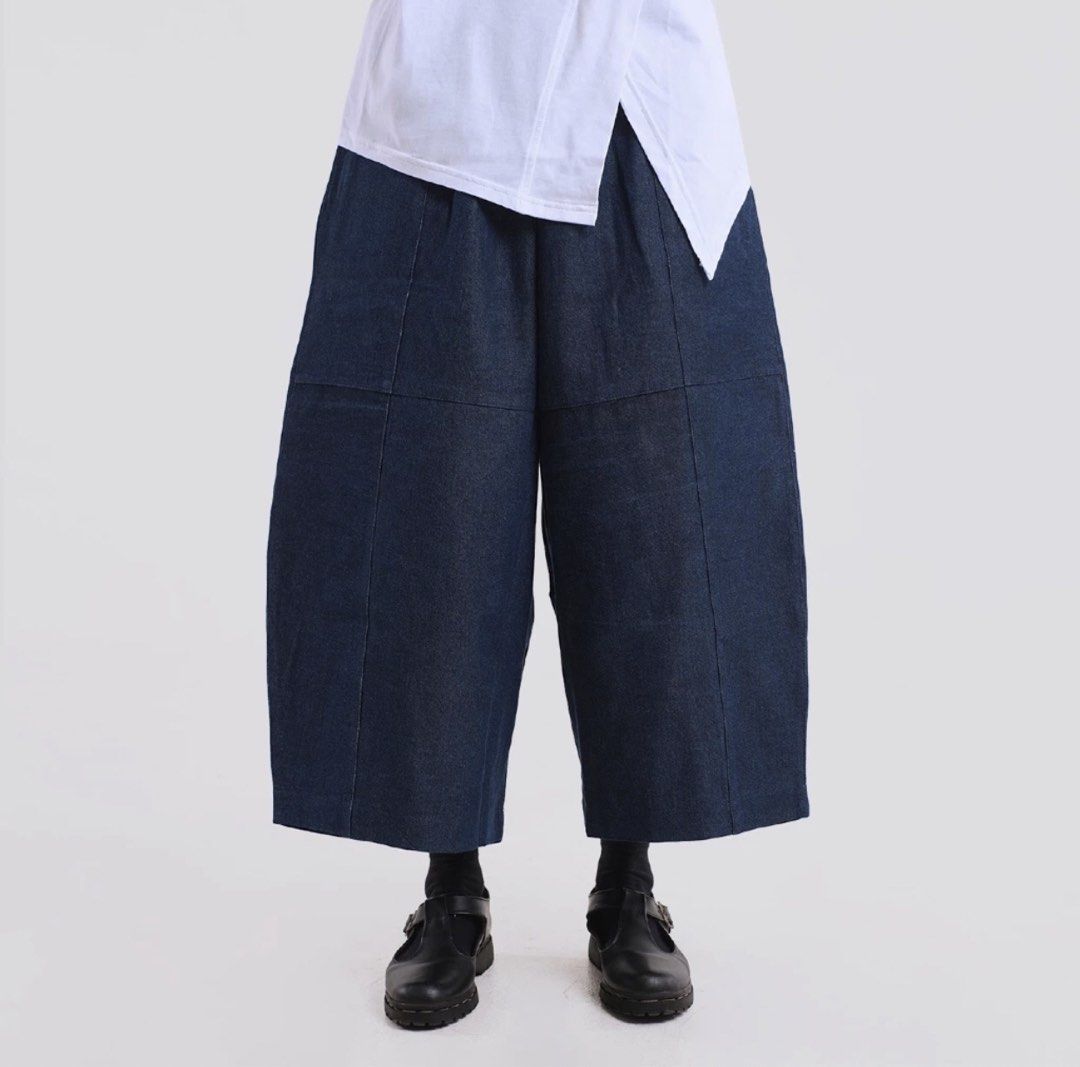 Unisex Barrel Denim Balloon Pants (Category: Jeans) located in Quezon City. Submitted by virtualapproach (Listing ID 1459646971, Image 1). Description: Brandnew Unisex Thick denim material Waist 25-35.