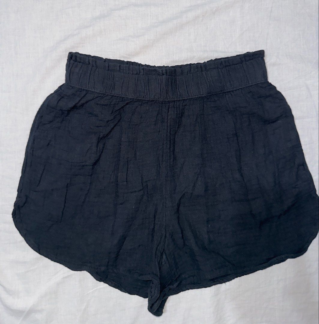 Universal Thread Black Elastic Waist Shorts XS (Category: Shorts) located in Santa Ana. Submitted by fatikilla (Listing ID 1459624843, Image 1). Description: - Brand: Universal Thread - Color: Black - Size: XS - Features: Elastic waistband for comfort - Material: Lightweight fabric, perfect for casual wear - Origin: Made in Bangladesh.