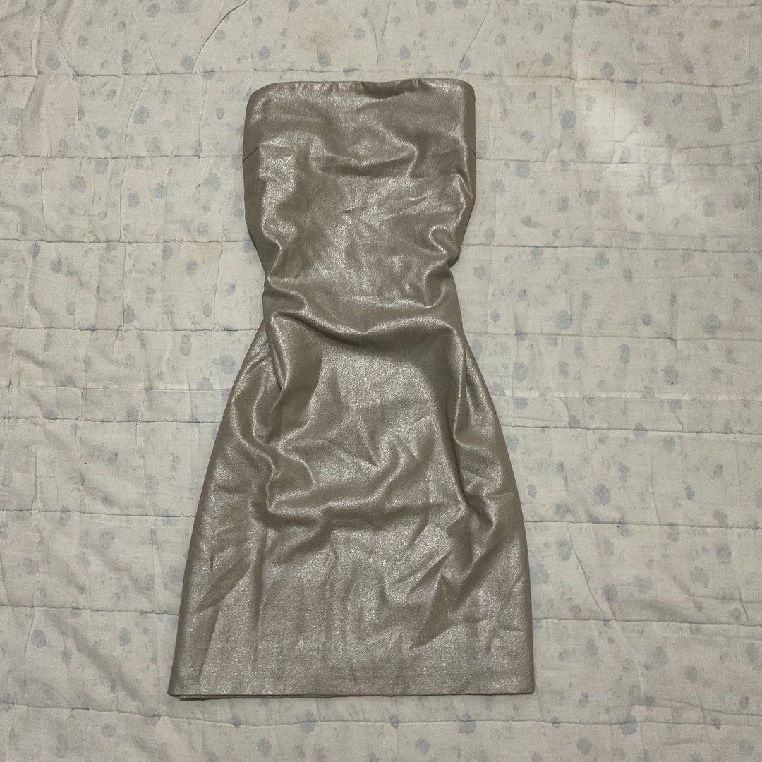 urbanic metallic silver strapless mini dress (Category: Dresses) located in Baguio. Submitted by sunkimhaver (Listing ID 1459648522, Image 2). Description: good for night out!! hq fabriccc super kapal i swear.