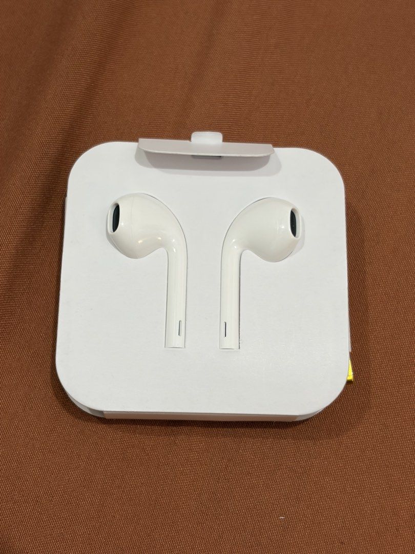 USB-C EarPods/Earphones (Category: Earphones) located in Quezon City. Submitted by audreyblair (Listing ID 1459492751, Image 1). Description: - Dupe Apple EarPods with USB-C connector - Never used! Box was only opened so the only issue is the seal. - Wired earbuds in white - Built-in microphone and remote for calls and controls Rfs: I was mislead to believe it was original :(.