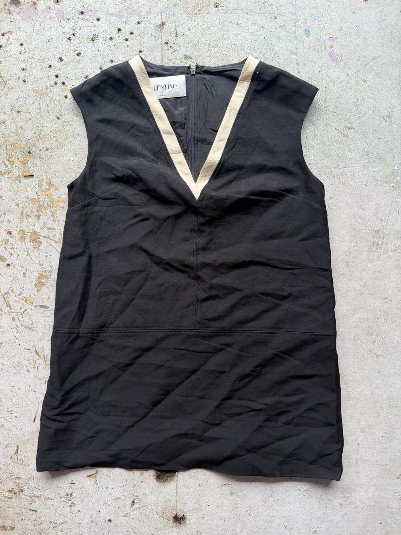 Valentino (authentic) (Category: Dresses) located in Quezon City. Submitted by macleen17 (Listing ID 1459615647, Image 1). Description: Valentino Excellent Condition Size 44 Black & white Color Made in italy.