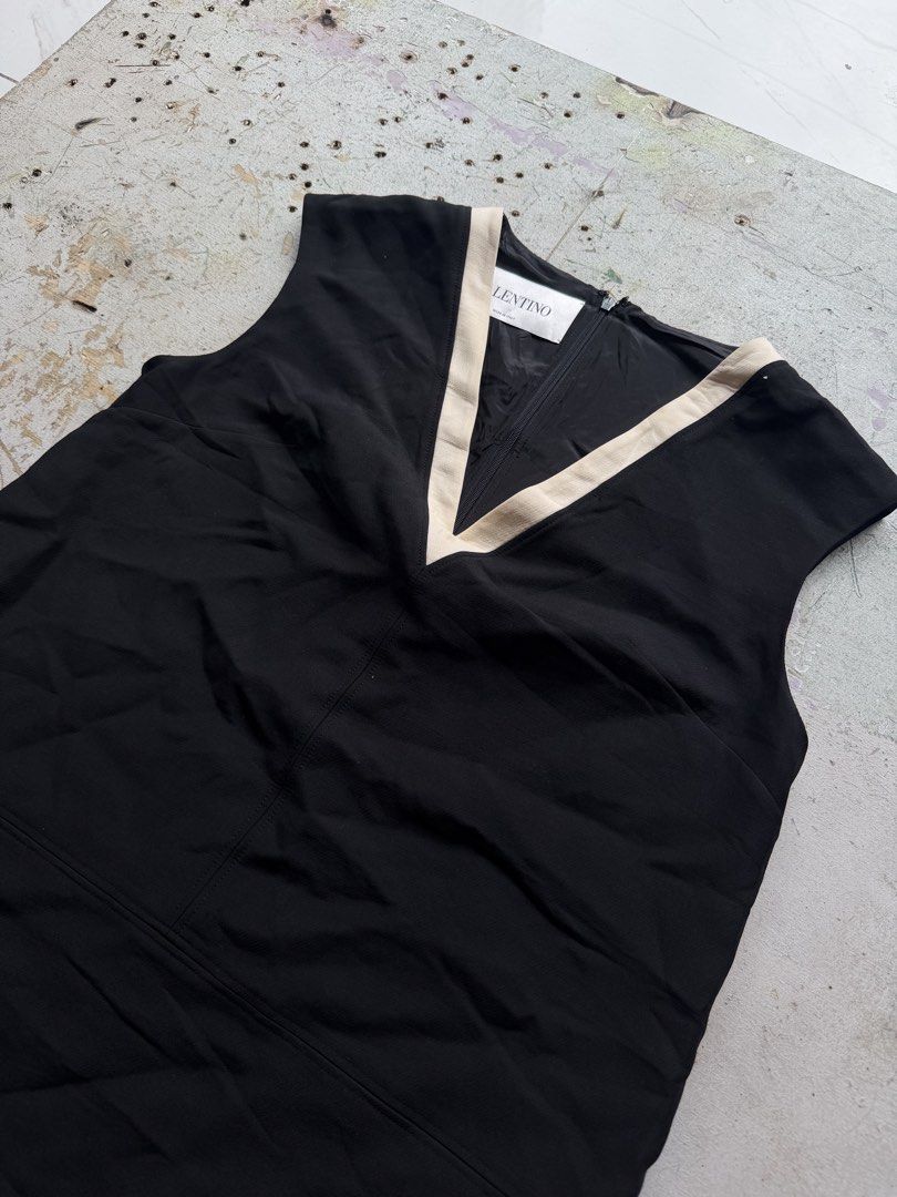 Valentino (authentic) (Category: Dresses) located in Quezon City. Submitted by macleen17 (Listing ID 1459615647, Image 2). Description: Valentino Excellent Condition Size 44 Black & white Color Made in italy.