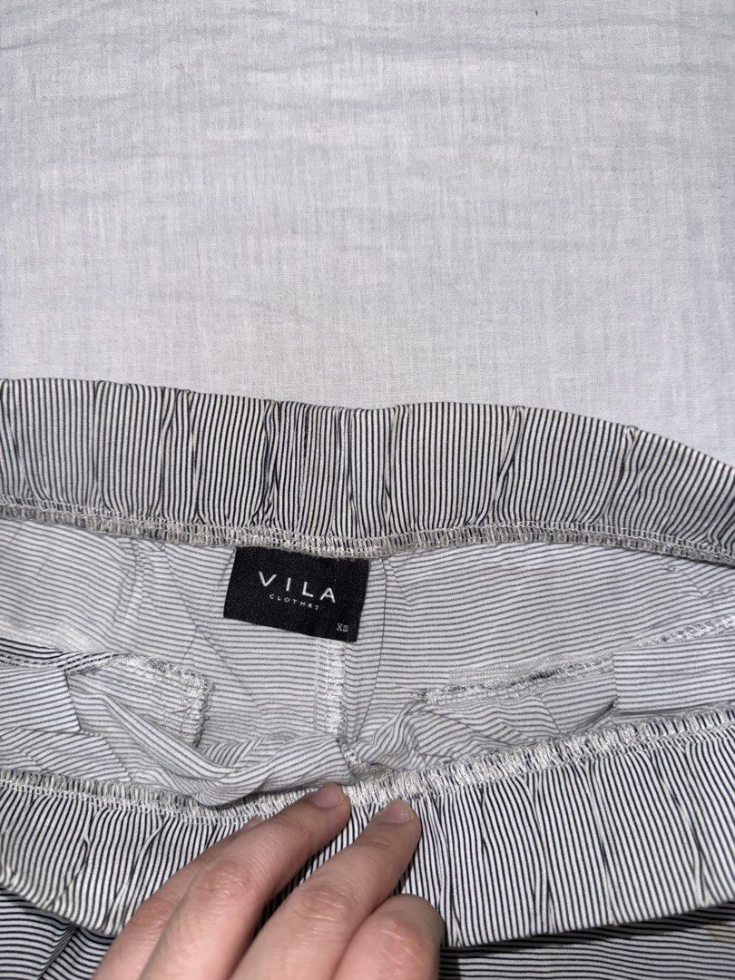 VILA CLOTHES Striped Shorts XS (Category: Shorts) located in Santa Ana. Submitted by fatikilla (Listing ID 1459541765, Image 2). Description: - Brand: VILA CLOTHES - Style: Striped shorts - Size: XS - Features: Elastic waistband for comfort - Perfect for: Lounging and casual wear - removable stain.