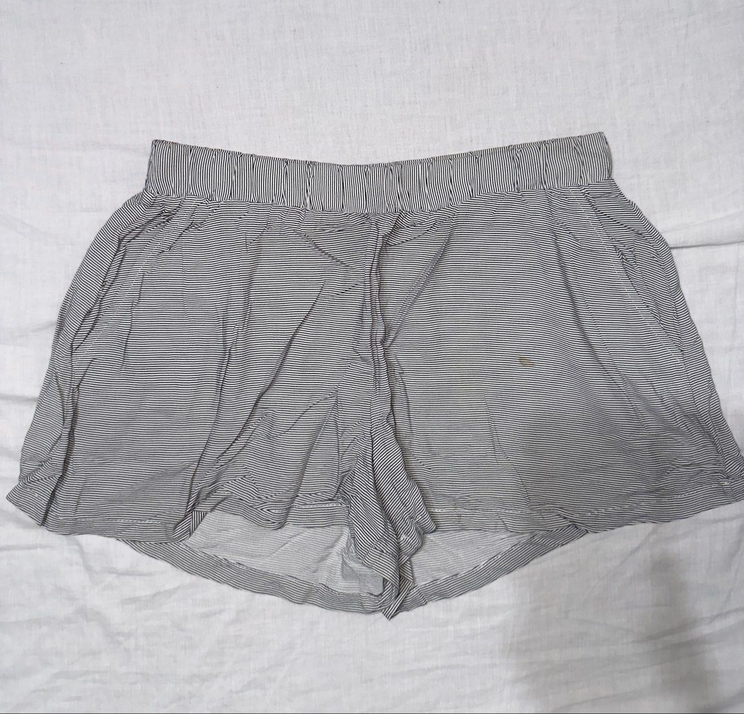VILA CLOTHES Striped Shorts XS (Category: Shorts) located in Santa Ana. Submitted by fatikilla (Listing ID 1459541765, Image 1). Description: - Brand: VILA CLOTHES - Style: Striped shorts - Size: XS - Features: Elastic waistband for comfort - Perfect for: Lounging and casual wear - removable stain.