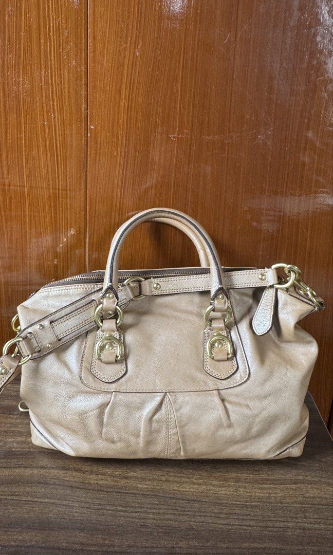 Vintage Coach Leather Handbag (Category: Luxury Bags & Wallets) located in Andop. Submitted by nikiprelove55563 (Listing ID 1459517928, Image 2). Description: - Light brown Coach leather handbag - Top handles and detachable shoulder strap - Gold hardware details - Includes Coach hangtag - Spacious interior for essentials - Ideal for everyday use.
