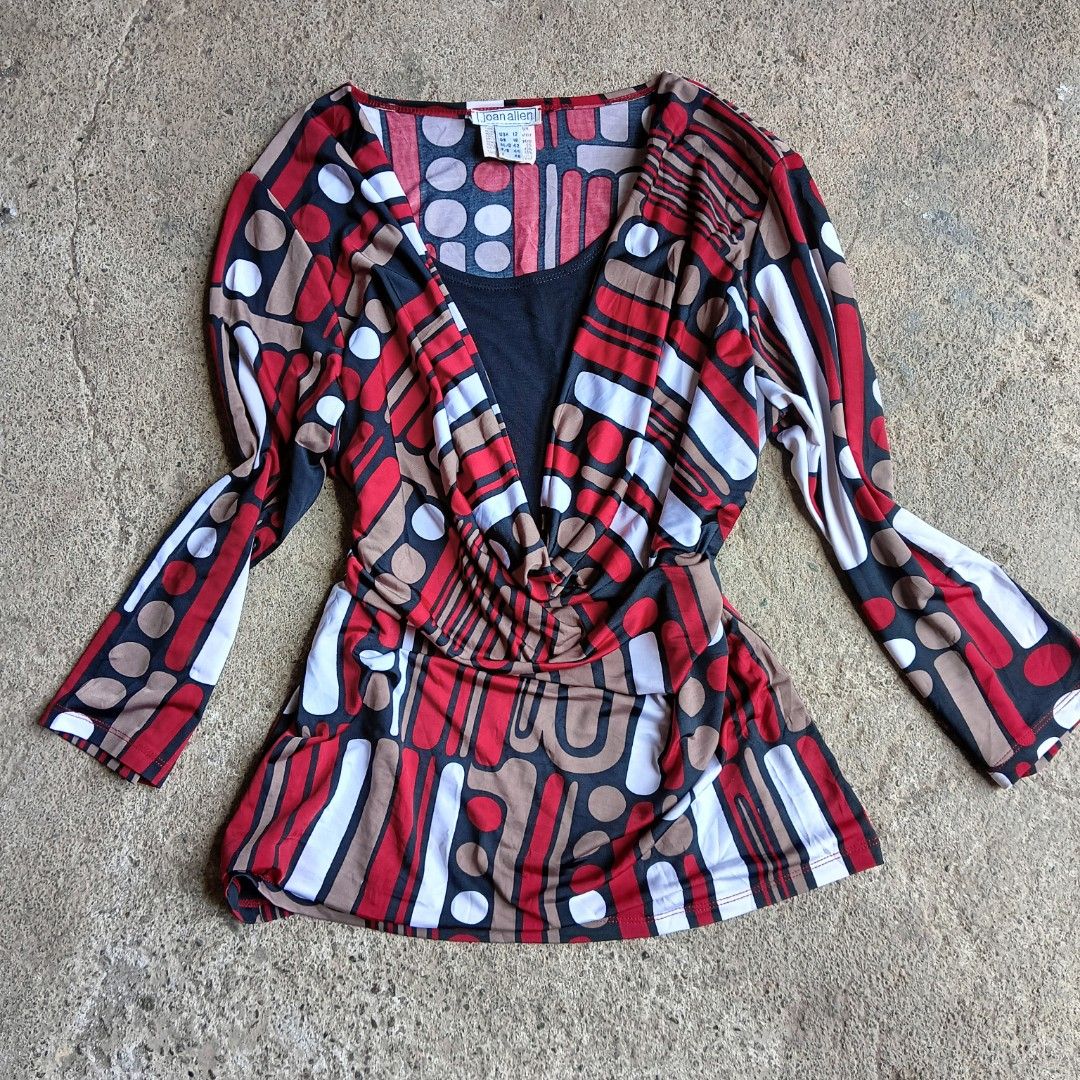 Vintage Joan Allen Abstract Print Draped Front Top (Category: Blouses) located in Davao. Submitted by calli_2219 (Listing ID 1459612257, Image 1). Description: - Funky abstract print top from Joan Allen - Features a stylish draped front - Includes a black inner layer for a layered look - Long sleeves - Comfortable stretchy fabric - Size: UK 12 / EU 42 - Perfect for adding a vibrant pop of color to your wardrobe.