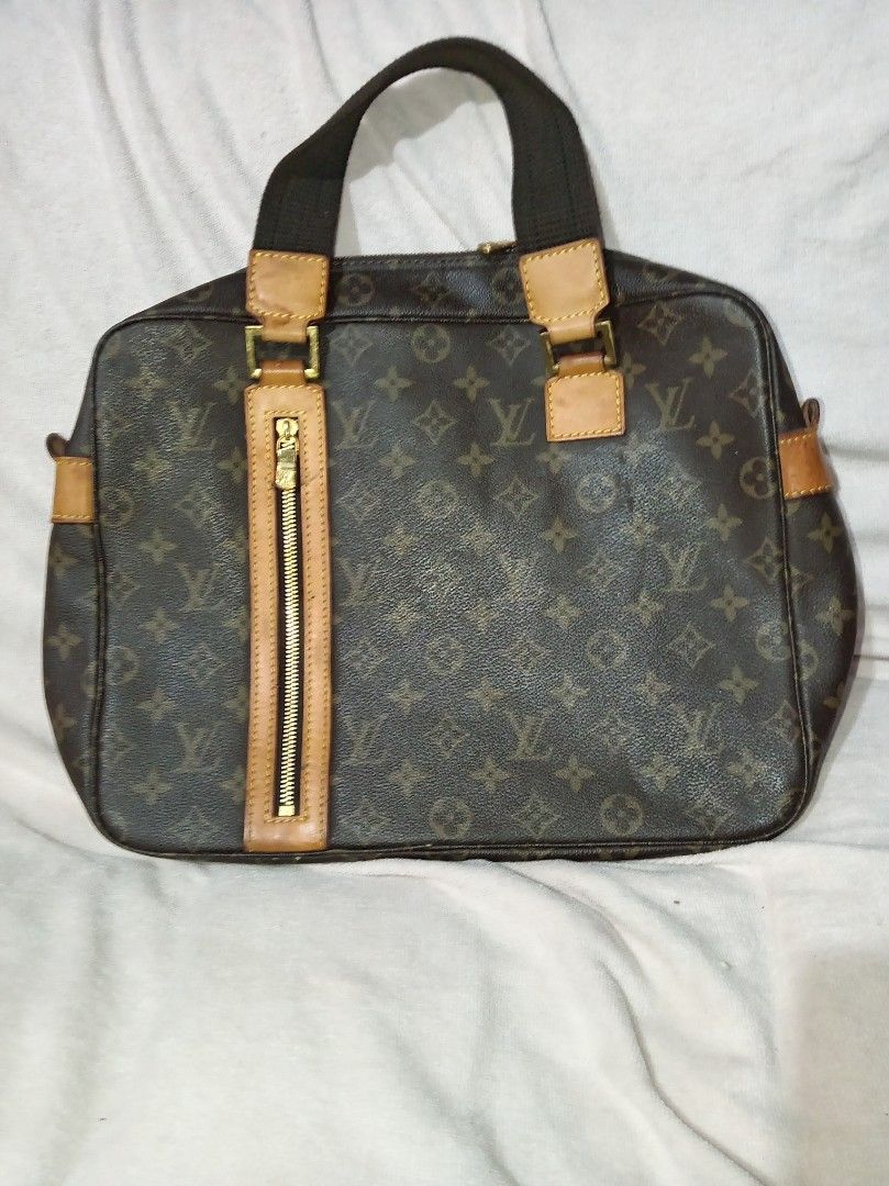 Vintage LV business bag (Category: Luxury Bags & Wallets) located in Malolos. Submitted by shoptokyothrift (Listing ID 1459557412, Image 2). Description: Coded Vintage Louis Vuitton Monogram Travel/Business Bag 👜 No sling Well-used vintage condition with signs of age/use as shown. Please check all photos carefully before buying. Sold as is..