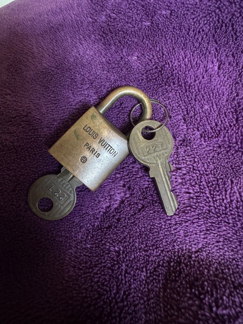 VINTAGE LV LOCK AND KEY (Category: Luxury Accessories) located in Claveria. Submitted by jhunaceeeeee (Listing ID 1459570988, Image 2). Description: 💯Authentic .