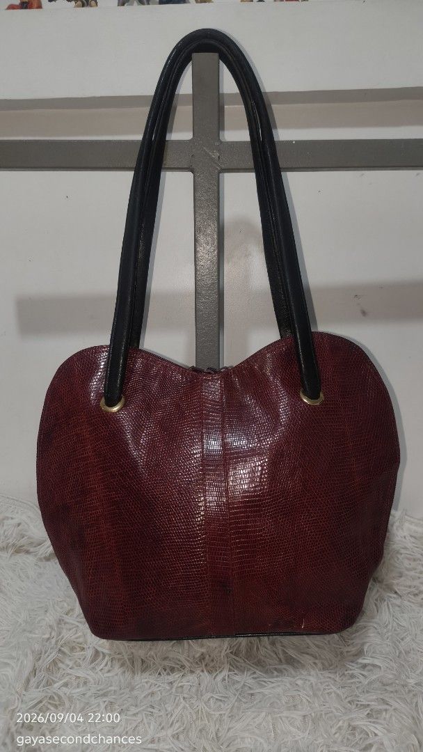 VINTAGE L'ZARD APPLE DESIGN SHOULDER BAG (Category: Shoulder Bags) located in Kalibo. Submitted by secondchances.thriftsh8p (Listing ID 1459638236, Image 3). Description: - Stylish red shoulder bag with unique lizard-like texture. - Features sleek black leather handles. - Secure zipper closure at the top. - Perfect for everyday use and adding a pop of color to your outfit..