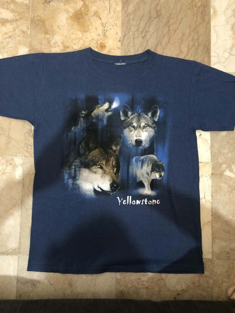 Vintage Mountain Wolf in Yellowstone (Category: Tshirts & Polo Shirts ) located in Daraga. Submitted by arkhoholic (Listing ID 1459647056, Image 1). Description: excellent condition med to large 21.5x27.5 issue cut tag.