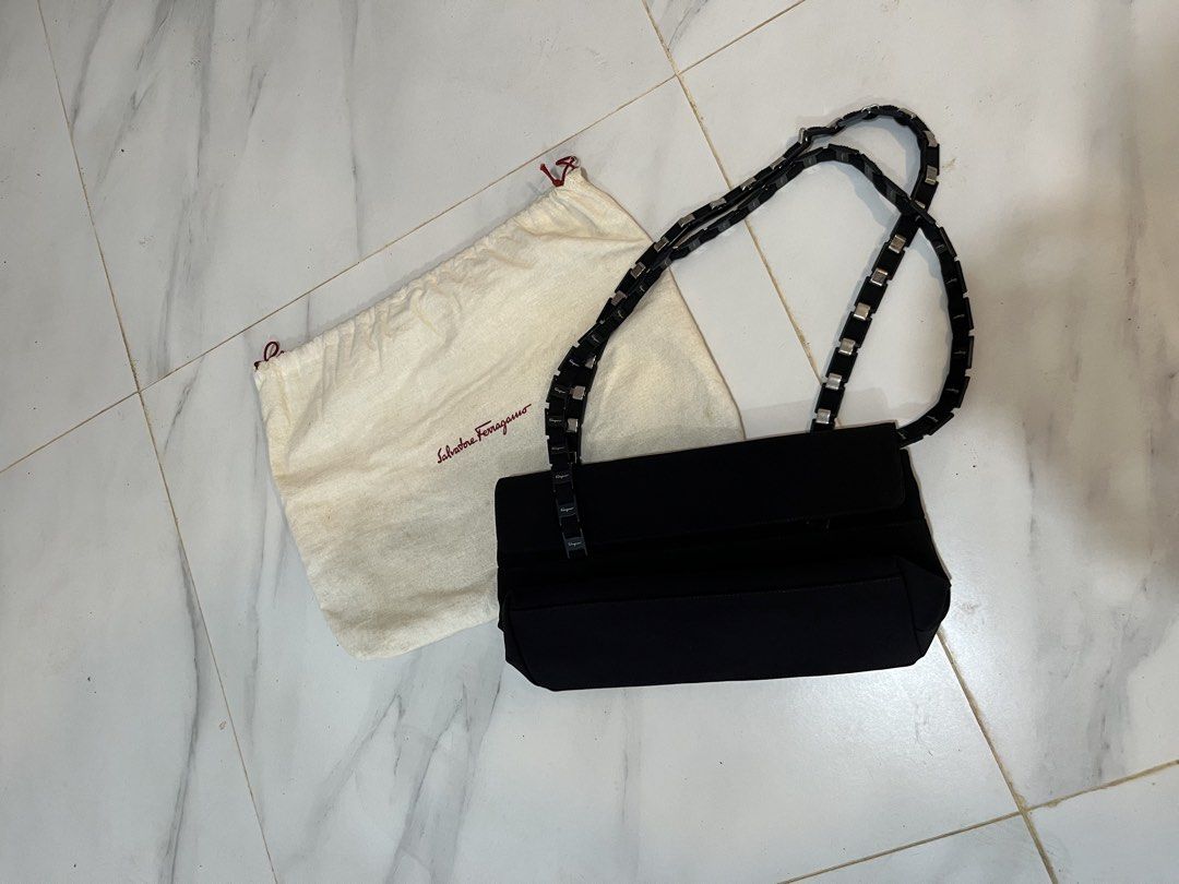 vintage Salvatore Ferragamo (Category: Luxury Accessories) located in Giporlos. Submitted by deloria_jhayr (Listing ID 1459612966, Image 1). Description: bbew.