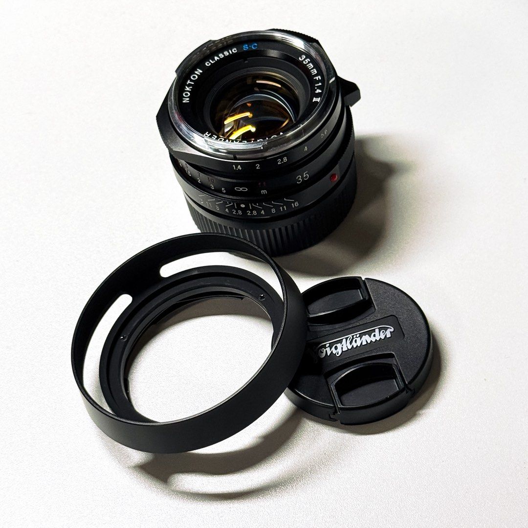 Voigtlander Nokton Classic S.C 35mm f1.4 II VM for Leica M Mount SC 二代 （分類：鏡頭及裝備）位於 Hong Kong。 由 adrianmakth 提交（商品編號 1459640443，圖片 2）。簡介： Voigtlander Nokton Classic 35mm f1.4 II VM鏡頭 二代單鍍膜SC版本，成像有老鏡味 連原裝LH-6遮光罩、原盒及說明書 合Leica M Mount 相機M9 M240 MP-240 M10 M11 M-EV1 亦可透過轉接環用在任何無反相機 99%新 功能正常 無霉無塵 交收互就 有意歡迎PM詳談。