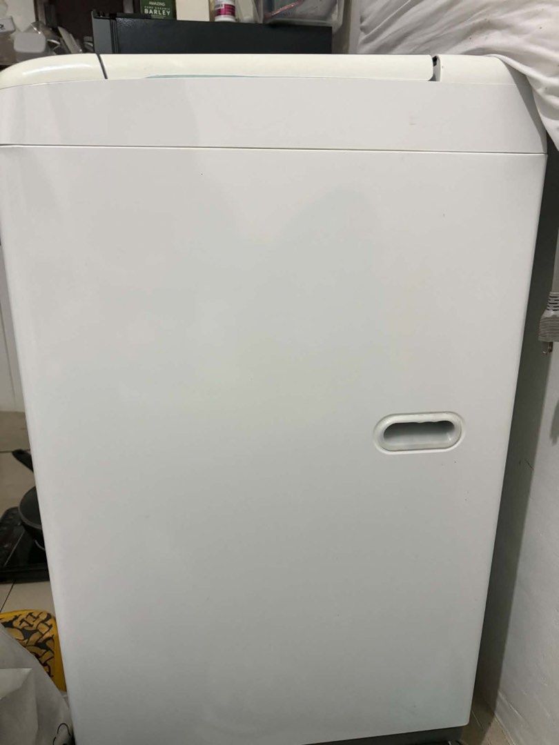 Washing machine (Category: Cleaning Tools & Supplies) located in Manila. Submitted by hyacinthleah (Listing ID 1459607882, Image 2). Description: Rfs: nagpapa laundry na lang.