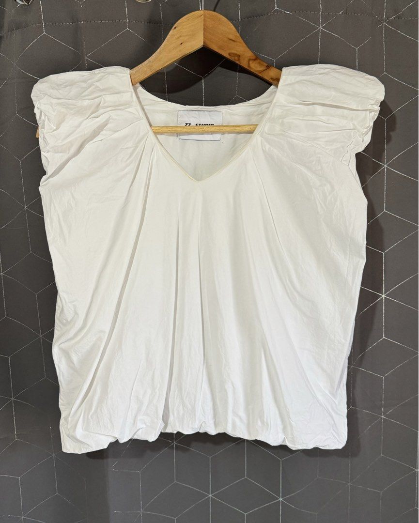 White balloon top (Category: Blouses) located in Davao. Submitted by bargainboutiquee (Listing ID 1459604842, Image 2). Description: .