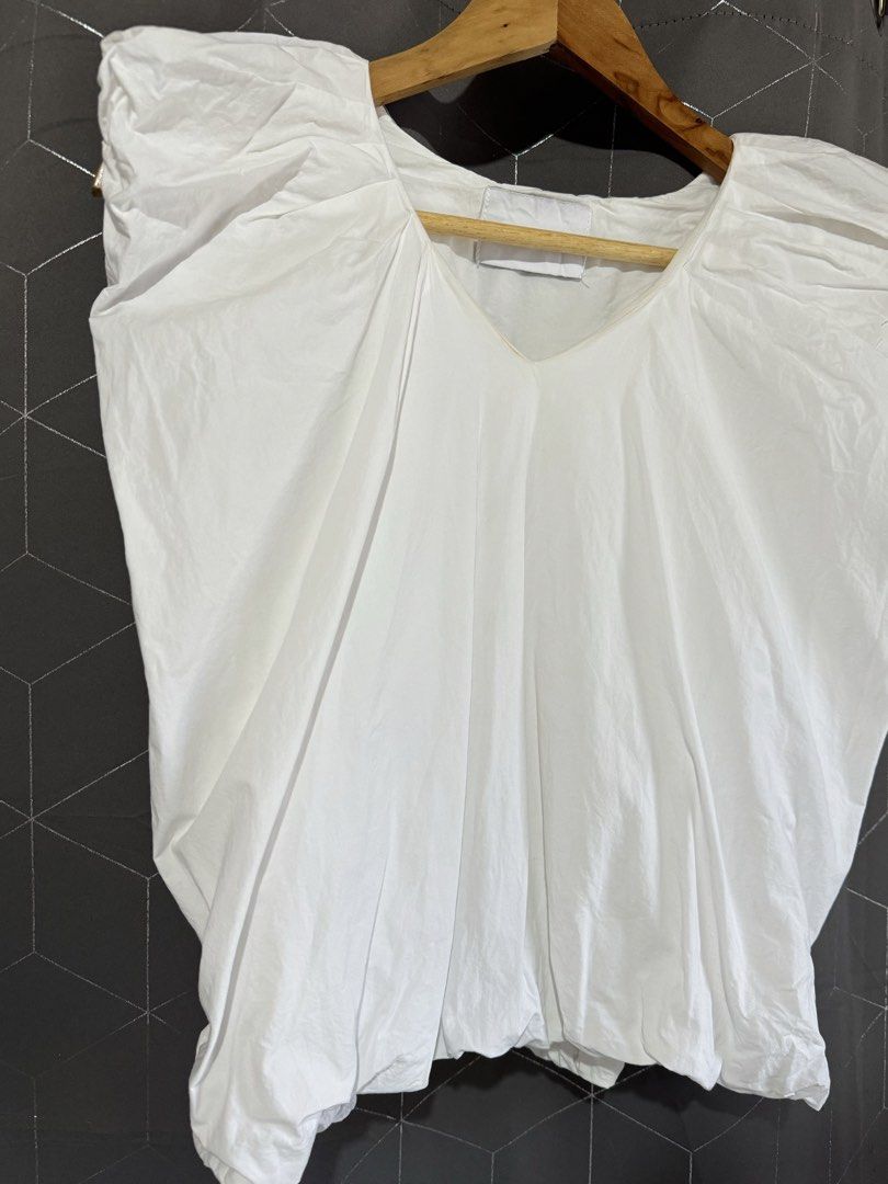 White balloon top (Category: Blouses) located in Davao. Submitted by bargainboutiquee (Listing ID 1459604842, Image 3). Description: .