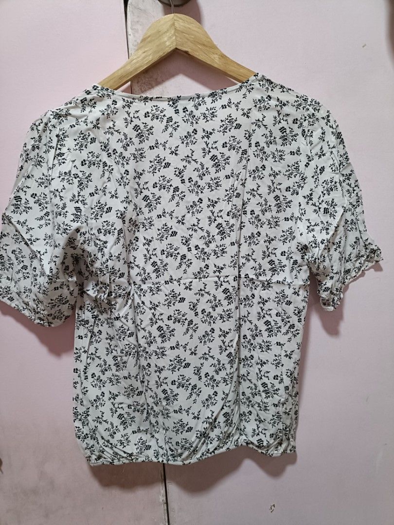 White Floral Square Neck Puff Sleeve Top (Category: Blouses) located in Malabon City. Submitted by coollion.15fe1d (Listing ID 1459654246, Image 2). Description: - Cute white top - Black floral print - Square neckline - Puff sleeves - Elasticated hem - Versatile for pairing with jeans or skirts - Ideal for casual outings.