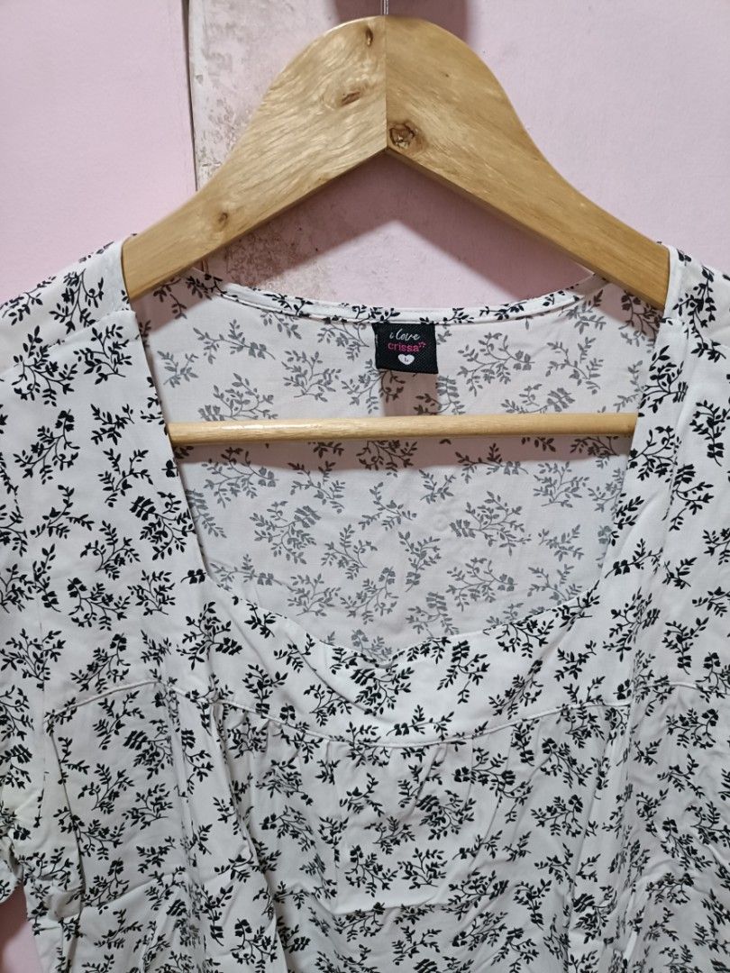 White Floral Square Neck Puff Sleeve Top (Category: Blouses) located in Malabon City. Submitted by coollion.15fe1d (Listing ID 1459654246, Image 3). Description: - Cute white top - Black floral print - Square neckline - Puff sleeves - Elasticated hem - Versatile for pairing with jeans or skirts - Ideal for casual outings.