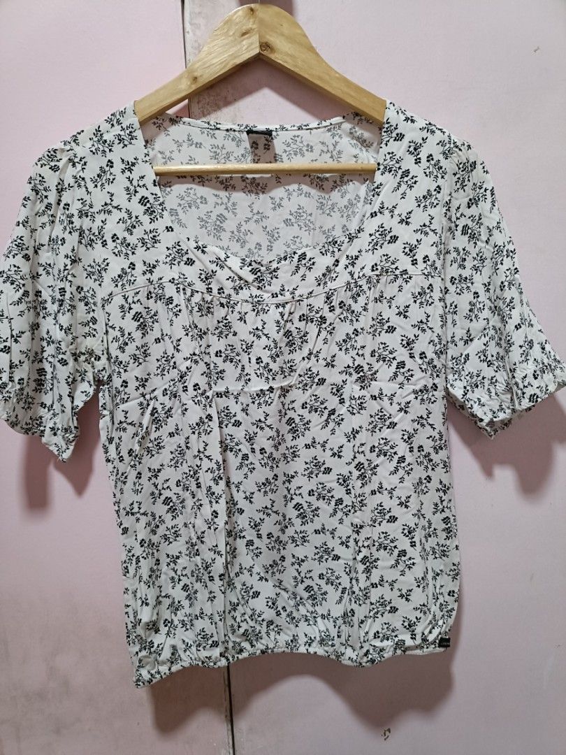 White Floral Square Neck Puff Sleeve Top (Category: Blouses) located in Malabon City. Submitted by coollion.15fe1d (Listing ID 1459654246, Image 1). Description: - Cute white top - Black floral print - Square neckline - Puff sleeves - Elasticated hem - Versatile for pairing with jeans or skirts - Ideal for casual outings.