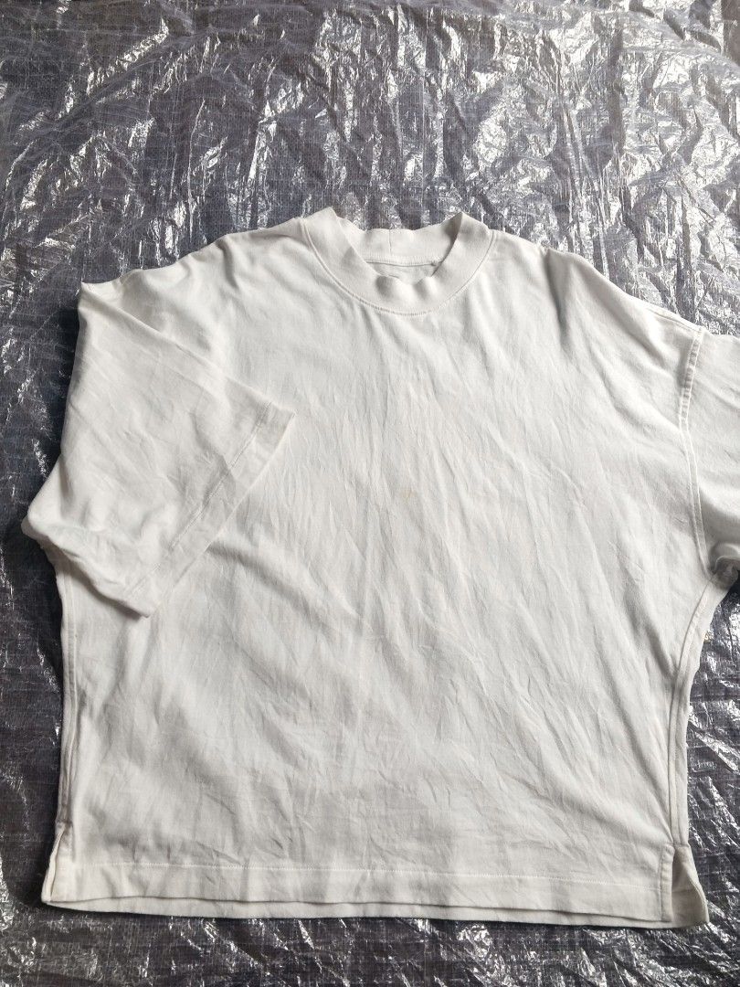UNIQLO CROP TOP (Category: Shirts) located in Manila. Submitted by icamalicdem29 (Listing ID 1459553094, Image 3). Description: - Basic white cropped t-shirt - Relaxed fit with short sleeves - Soft cotton material feel - Ideal for casual wear - Pairs easily with jeans or shorts.
