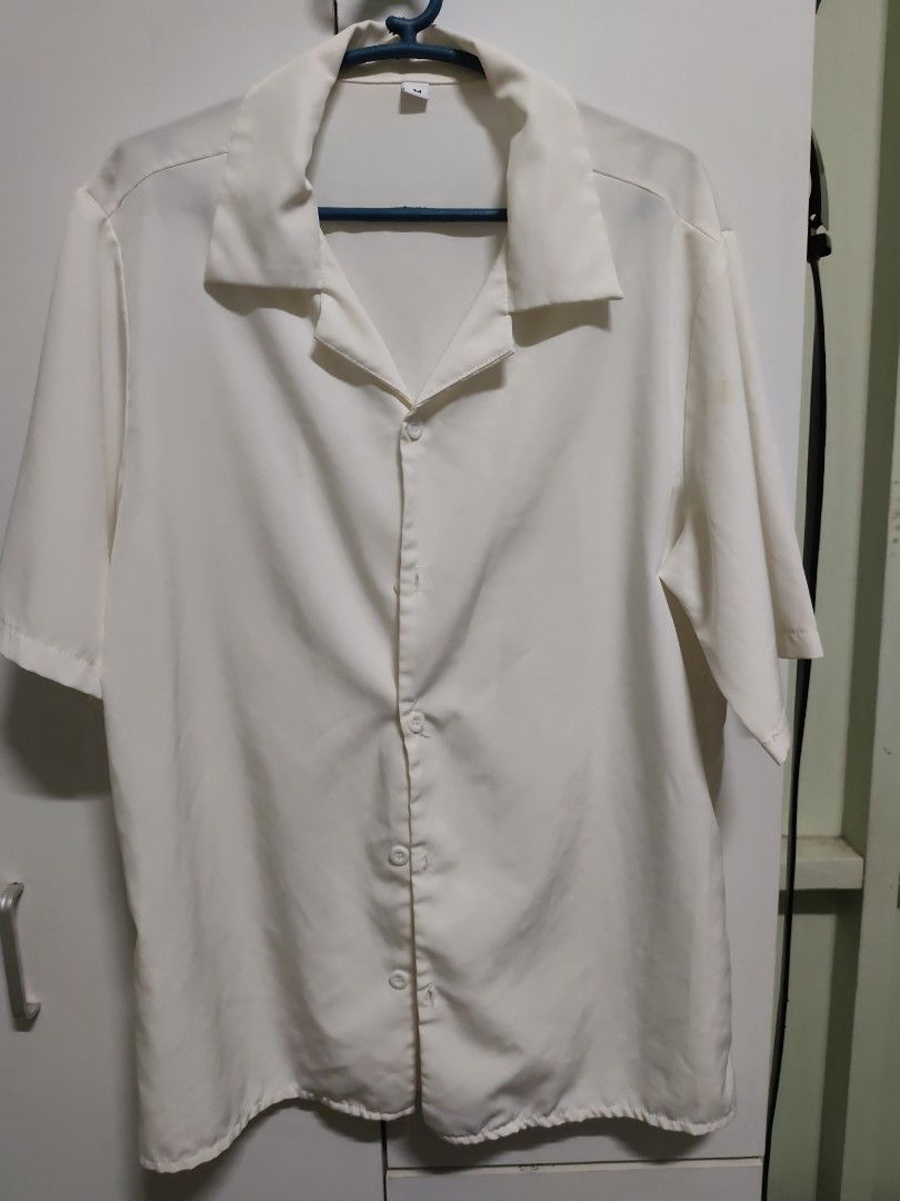 White Short Sleeve Button Up Shirt Size M (Category: Tshirts & Polo Shirts ) located in Manila. Submitted by hoyraki (Listing ID 1459660659, Image 1). Description: - White short sleeve shirt - Button-up front with collar - Size: Medium - Note: Faint stains present (refer to second picture for details, washable).