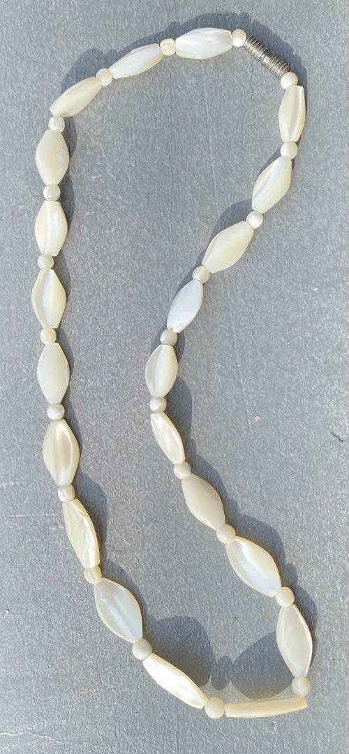 White Swan shell necklace (Category: Necklaces) located in Cebu City. Submitted by janb85 (Listing ID 1459665783, Image 3). Description: A vintage MOP-like swan shell necklace featuring alternating marquise-shaped beads and small round spacers. Sign of wear only on the metal screw-in fastener..