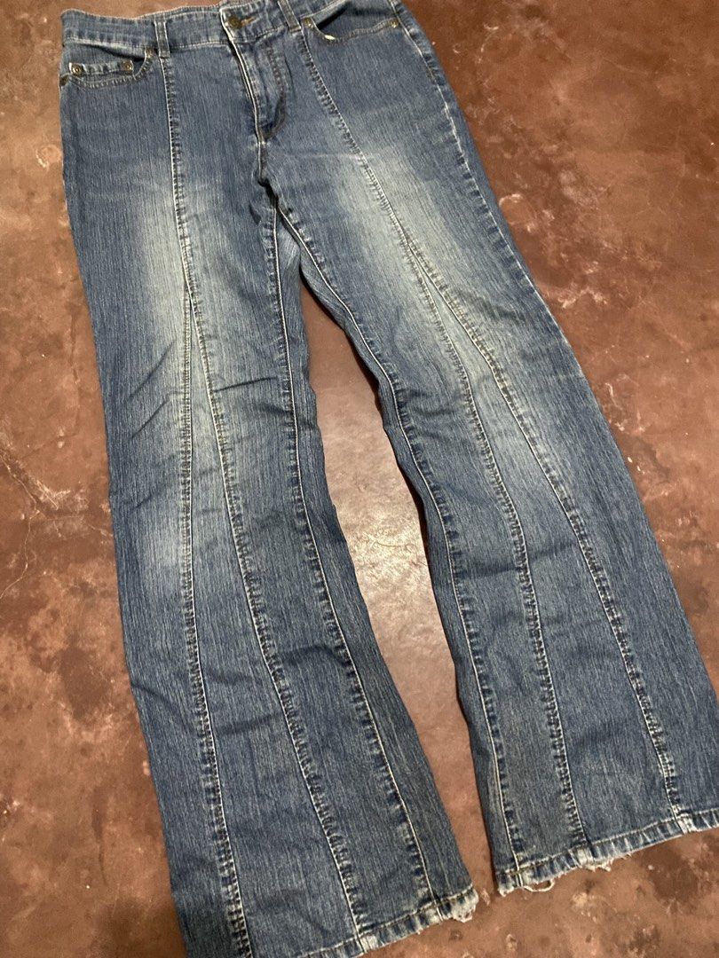 Y2K Vintage multi-panel flare mid~rise (Category: Jeans) located in Malita. Submitted by ronnyboi (Listing ID 1459638068, Image 2). Description: W:29 L:38 T:11 H:9 Mine:500.